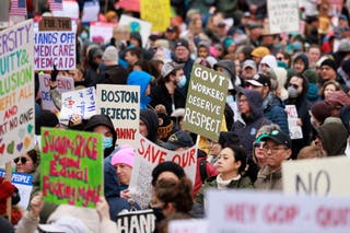 Milhares de pessoas se reúnem na Plaza da Prefeitura de Boston como parte das mãos de um país em todo o país, Rally voltado para o presidente dos EUA Trump e Elon Musk em Boston, Massachusetts, EUA, 05 de abril de 2025. Centenas de protestos foram chamados em todo o país em oposição às políticas do presidente dos EUA, Trump
